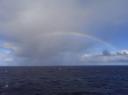 regenbogen über dem meer